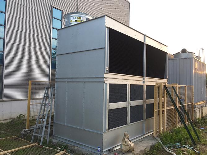 逆流闭式冷却塔